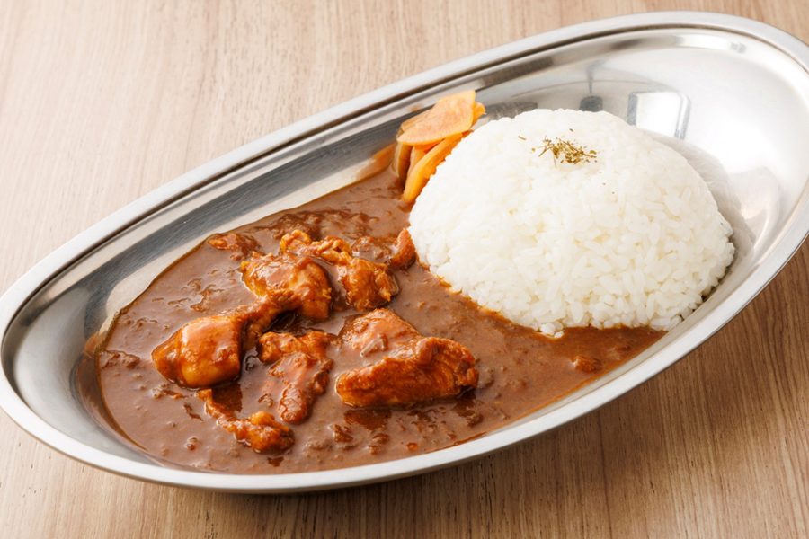 銀の皿に盛った国産地鶏のチキンカレー