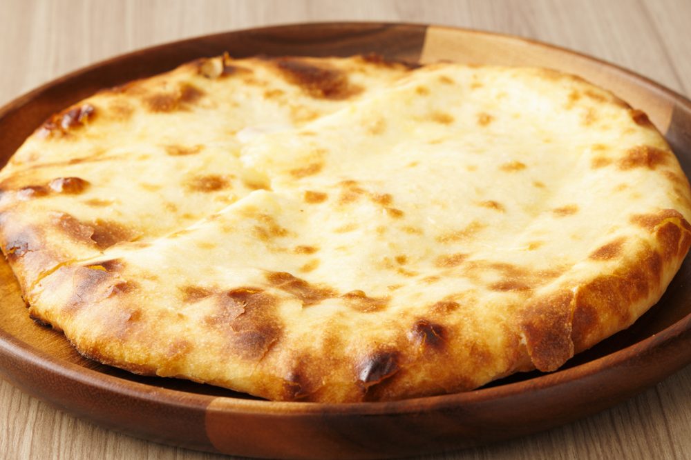 焼き上げたチーズナン